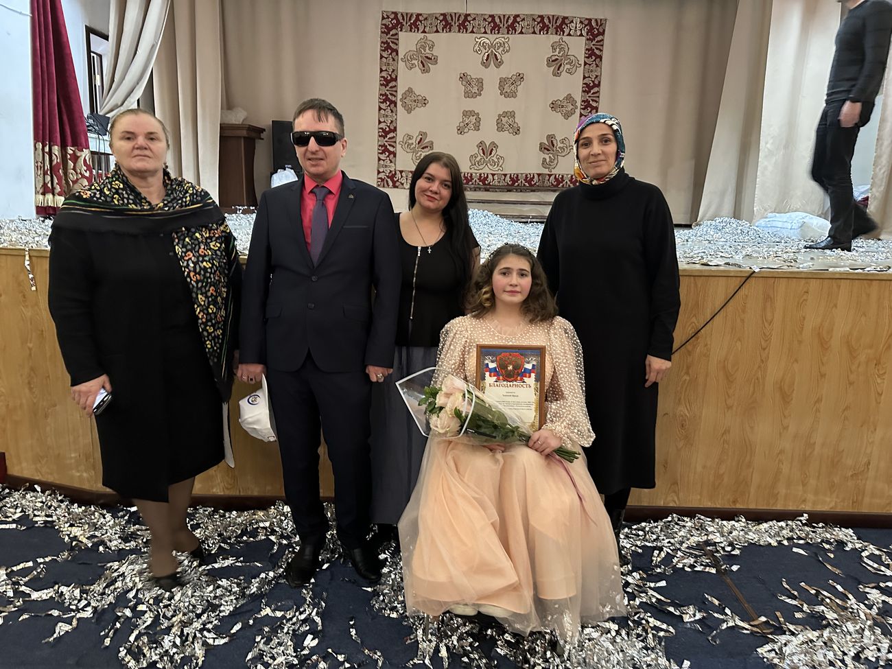 Патимат Гамзатова Начальник отдела образования Хунзахского района, Ольга Румянцева Президент МОО ПВКНИМК "Развитие Поколений", Света Богачёва и Виктор Тартанов на родине Великого поэта Расула Гамзатова, Хунзахский район, Республика Дагестан, Международный день инвалида